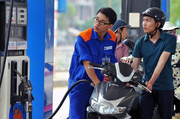 Sau 3 lần tăng giá liên tiếp, đây là lần xăng giảm giá đầu tiên từ đầu tháng 6 đến nay. Ảnh minh họa: vtv.vn.